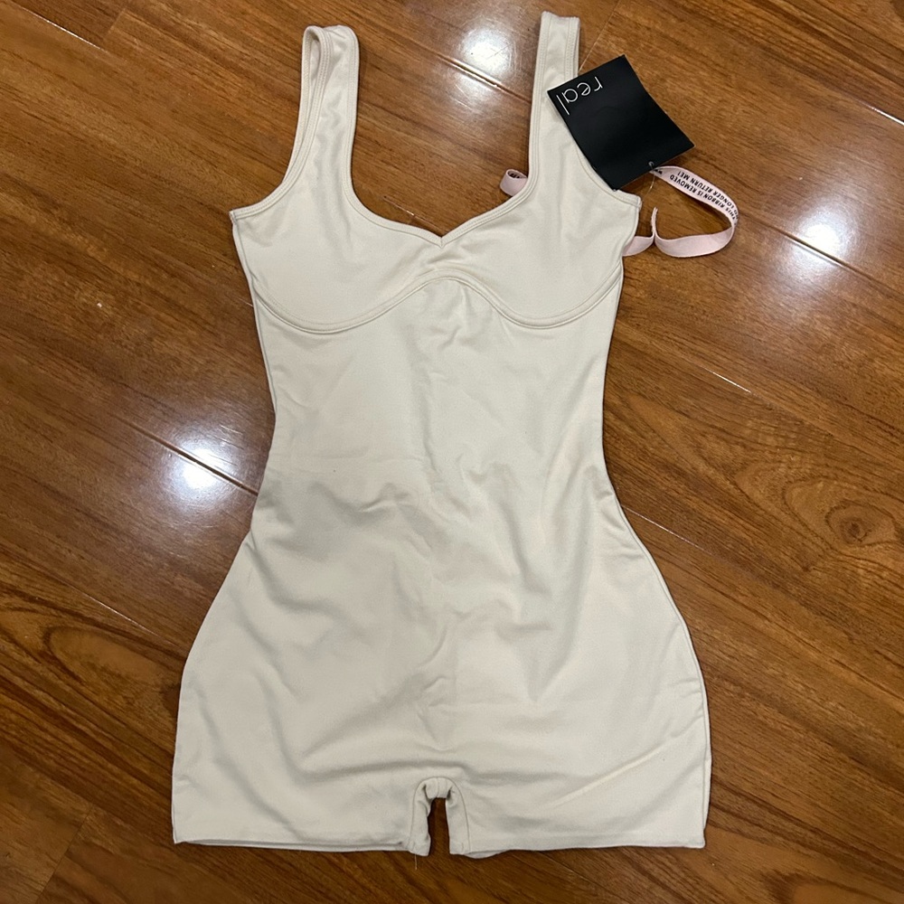 Oh Polly shorts cream romper unitard sz US 4
